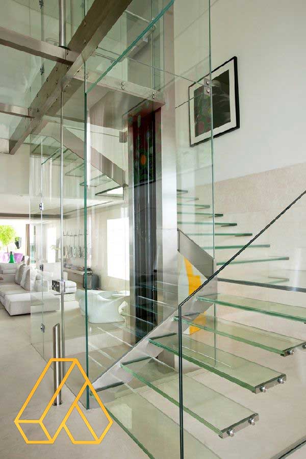 راه پله شیشه ای در ویلا