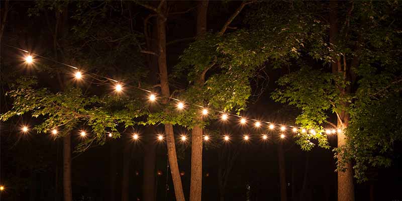 طراحی فضای حیاط -نورپردازی حیاط با کمک گرفتن از ریسه‌های روشنایی